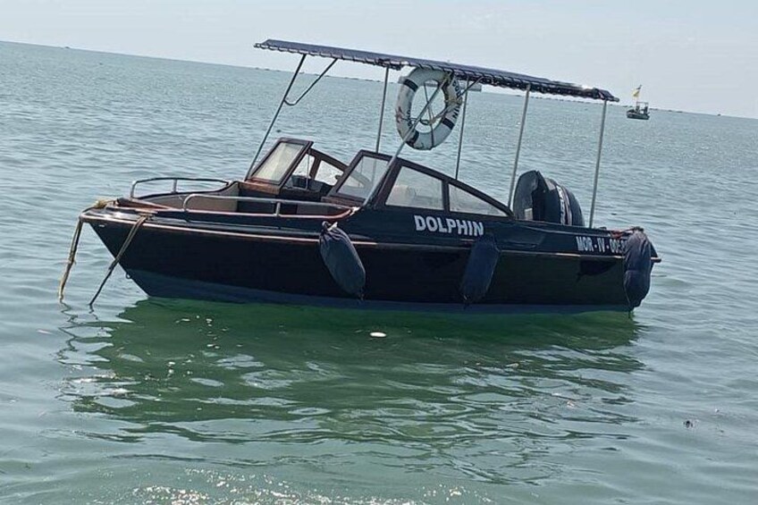 Un bote llamado 'DOLPHIN' en aguas tranquilas. 3