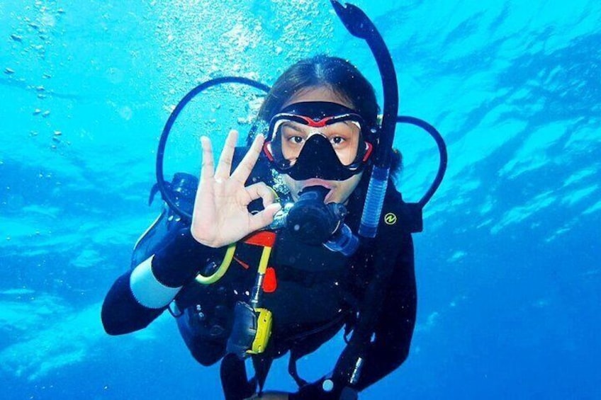 Una persona buceando bajo el agua. 1