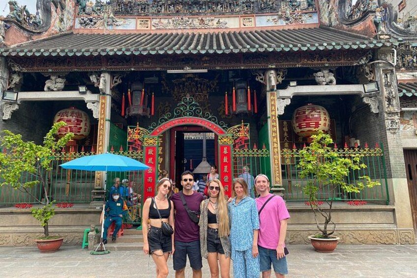 Een traditionele Chinese tempel met versierde architectuur, rode decoraties en een grote rode lantaarn. 4