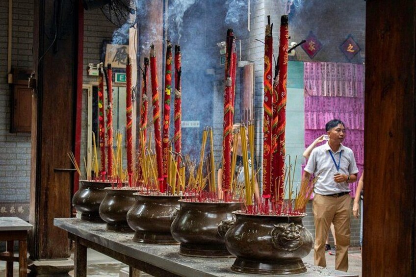 v
Chinatown &Ancient Temple
Explore one of Saigon’s oldest, most striking temples. 2