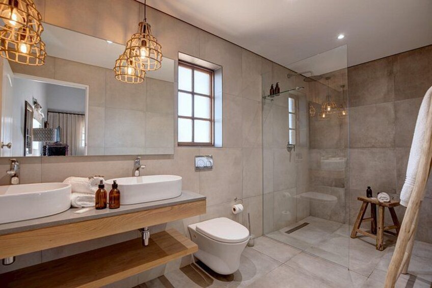 Lodge room bathroom 5