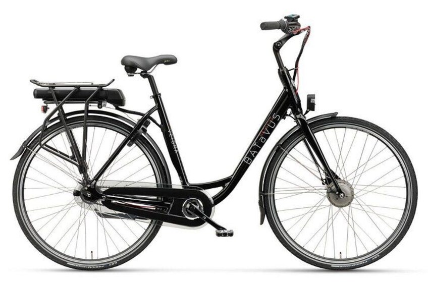 Un vélo noir avec un panier à l’avant et un porte-bagages à l’arrière. 2