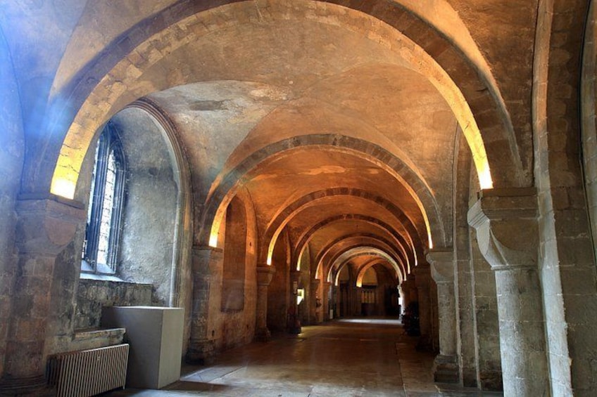 Interior de una catedral con techos abovedados y una larga nave. 2