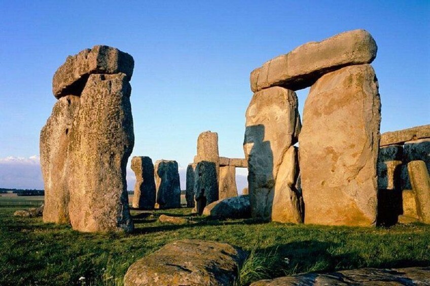 The mysterious pre-historic stones of Stonehenge 4