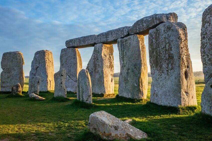 Stonehenge en un campo cubierto de hierba. 2