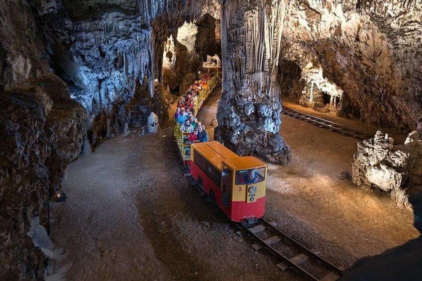 Un trenino turistico all'interno di una grotta. 1