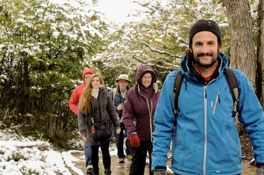 Un grupo de personas caminando en un bosque nevado. 1