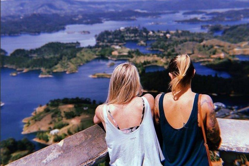 Disfrute de una hermosa vista de la represa Peñon Guatape. 2