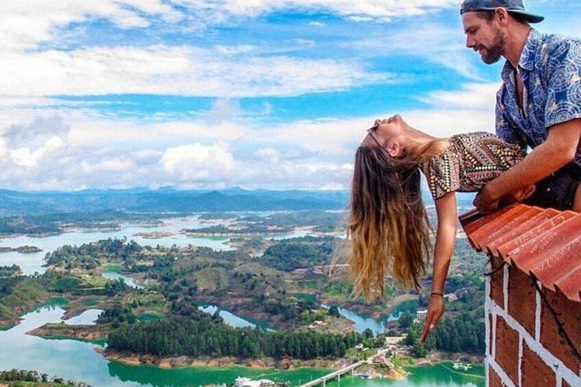Pareja en la cima de la piedra 3