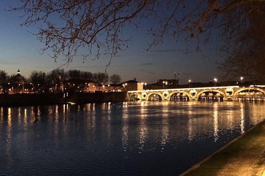 Un fiume con un ponte e edifici sullo sfondo. 5