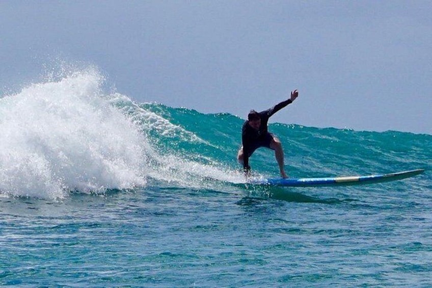Una persona che fa surf su un'onda nell'oceano. 4
