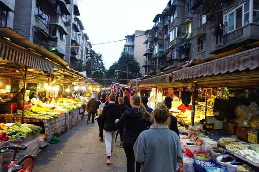 Un marché animé où les vendeurs proposent une variété de fruits et de légumes. 5