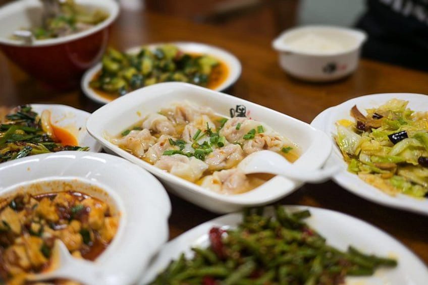 Une variété de plats sont disposés sur une table. 3
