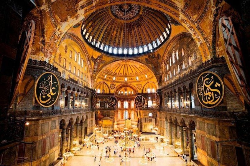 L’intérieur d’un vaste hall somptueux, richement décoré, avec un grand dôme et des motifs complexes. 1