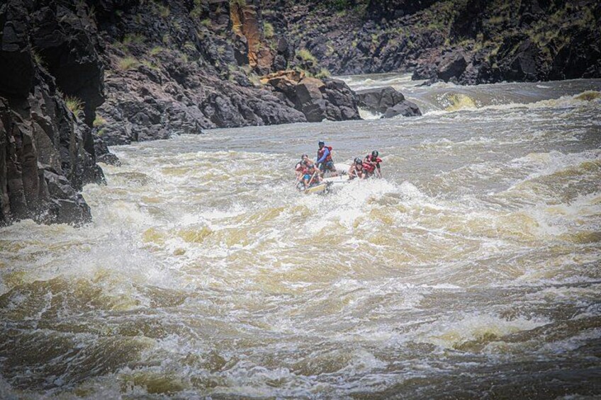 Une rivière aux eaux tumultueuses, bordée de falaises rocheuses. 3