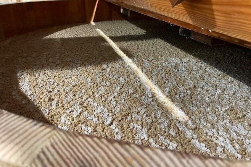 Un tapis comportant un marquage linéaire visible, probablement utilisé pour faciliter le nettoyage ou la mesure. 2