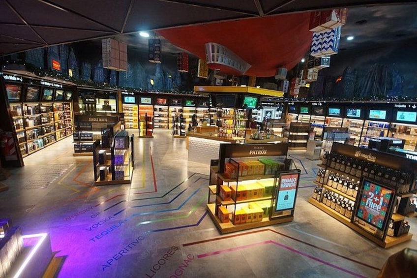 Een goed verlichte binnenruimte voor winkels, met verschillende productpresentaties en bewegwijzering. 4