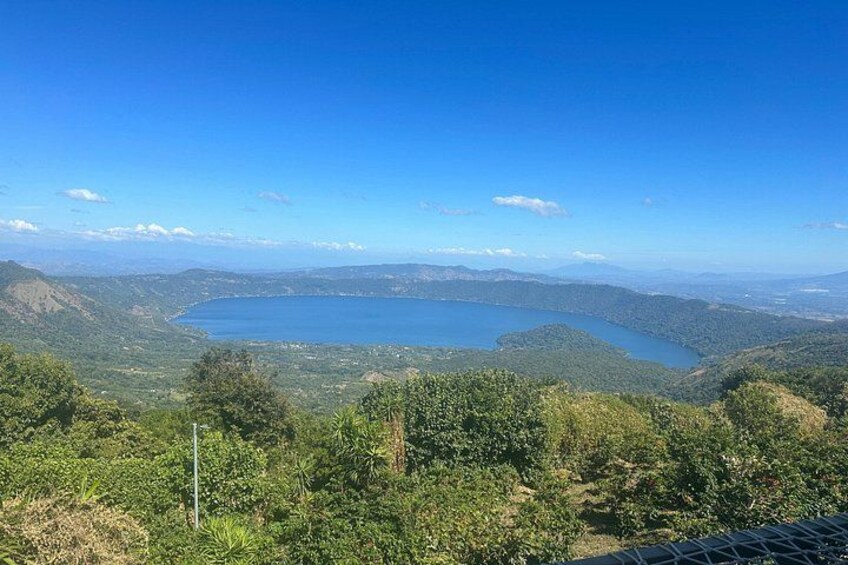 a picture of coatepeque lake 2