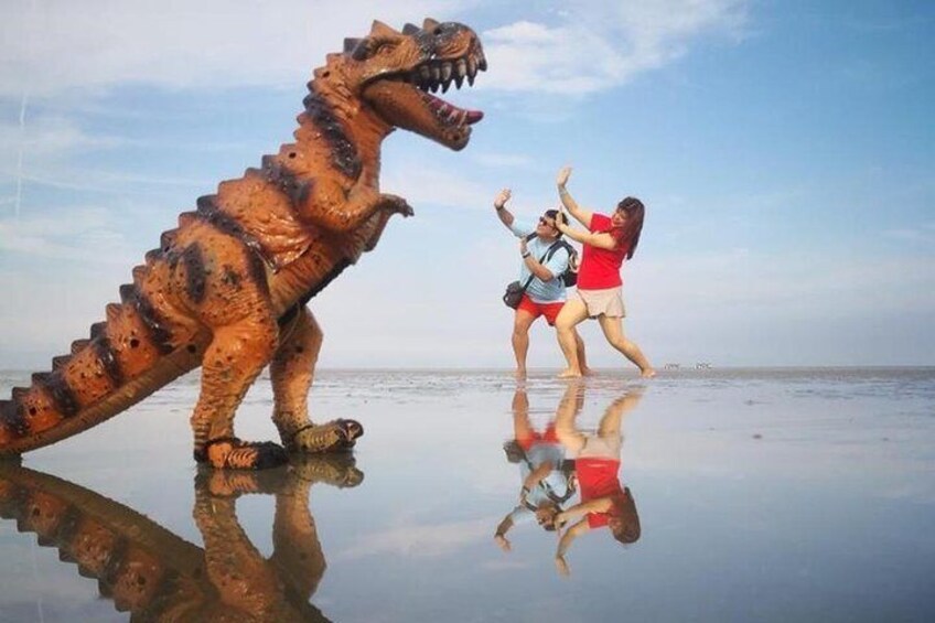 Take advantage of the sea's amazing illusion and start a creative yet mind-boggling photoshoot 1