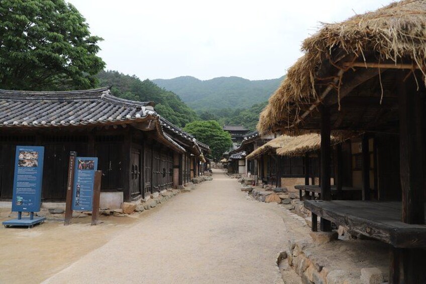 Un pueblo tradicional coreano con edificios de madera y techos de paja. 3