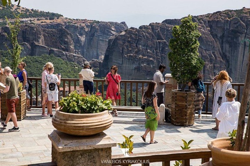 Eine Gruppe von Personen auf einer Terrasse mit Blick auf eine Schlucht. 2