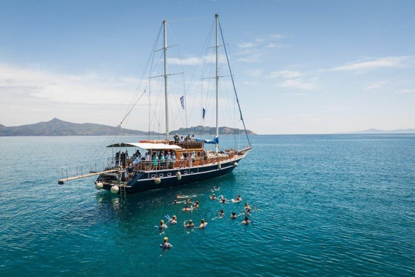 Un velero con gente nadando en el agua. 2