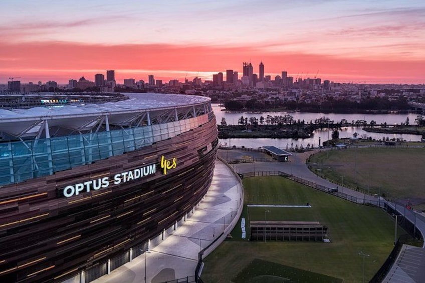 Optus Stadium med stadens silhuett i bakgrunden. 4