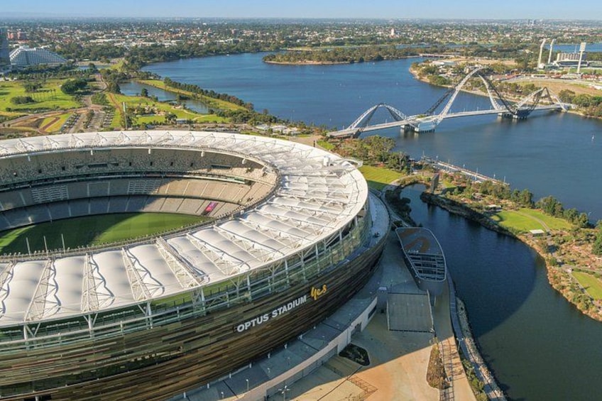 En Optus-stadion med en flod och broar i bakgrunden. 1