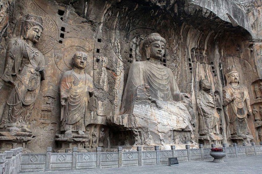 Stora Buddha-statyer som är huggna in i en klippvägg. 5
