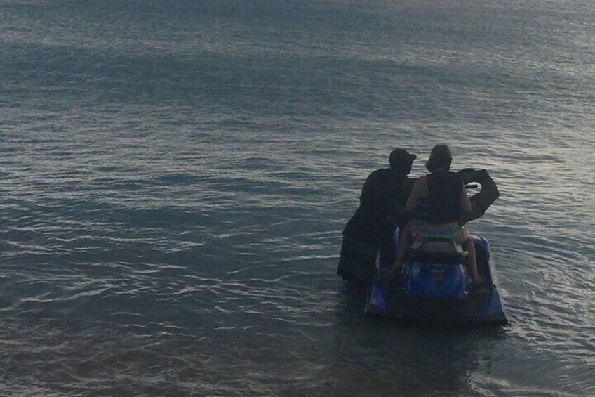 Una persona conduciendo un jet ski sobre el agua. 1