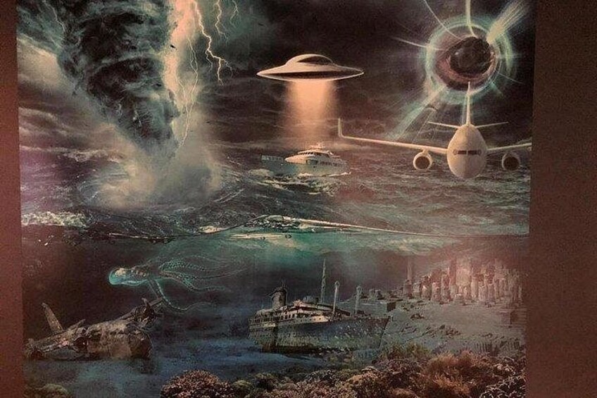 Et rumskib, en by og et ufo-lignende fartøj. 2