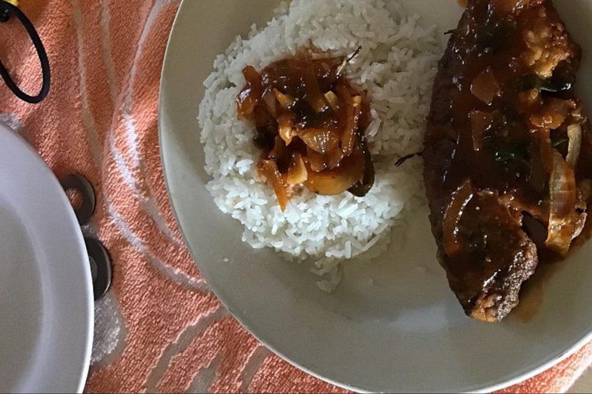 Doctor fish and white rice with brown stew gravy 3