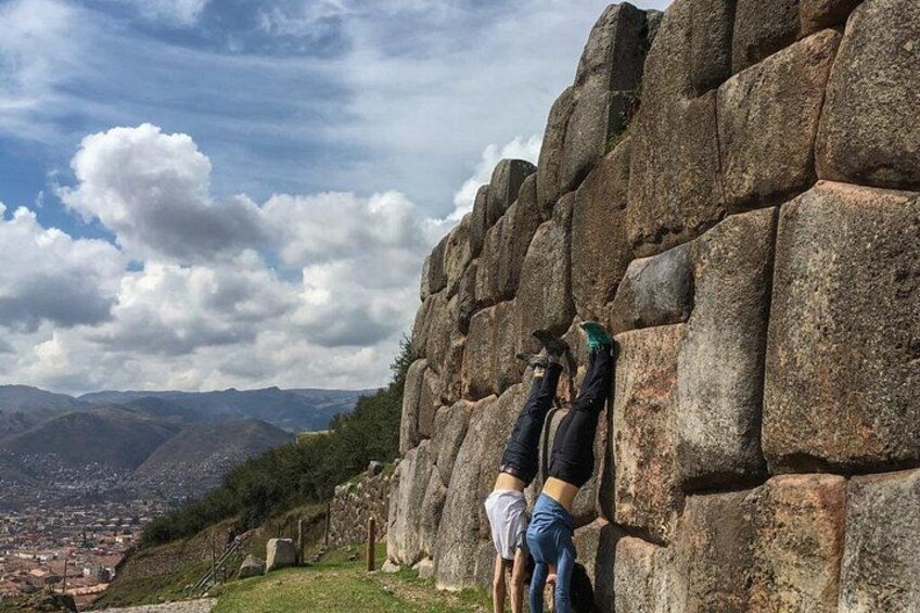 Una persona arrampica una parete rocciosa con una città sullo sfondo. 3