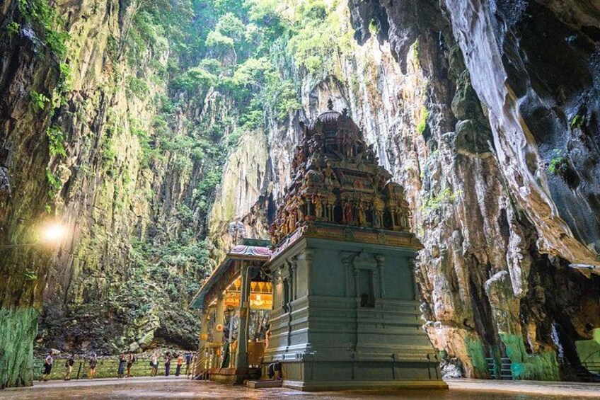 Un temple niché dans une grotte, doté d’un intérieur verdoyant et luxuriant, et d’un petit sanctuaire à l’entrée. 2
