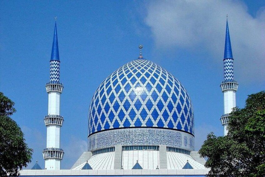 A mosque with a large blue dome and two minarets. 1