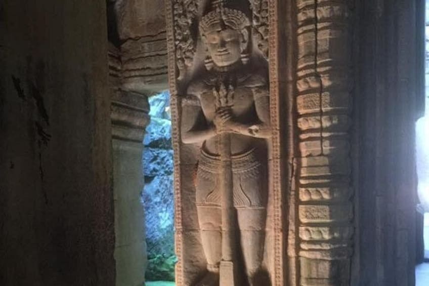 En stent statue i et tempel med detaljeret udskæring. 5