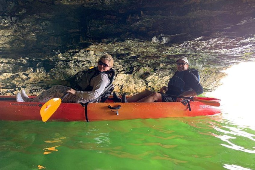 Dos personas kayakendo en una cueva con agua. 2