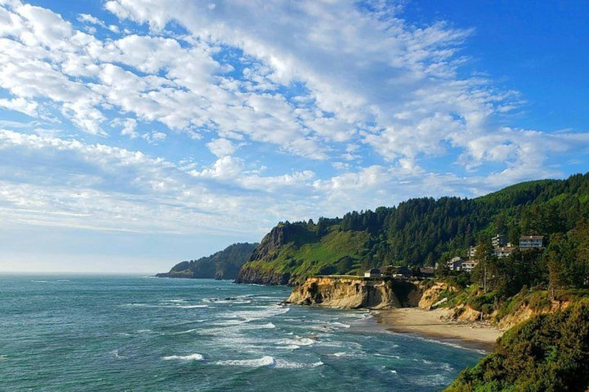 Un paysage côtier avec une plage, des falaises et un ciel dégagé. 5