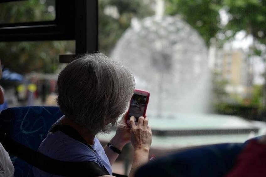 Une personne utilisant un téléphone intelligent. 4