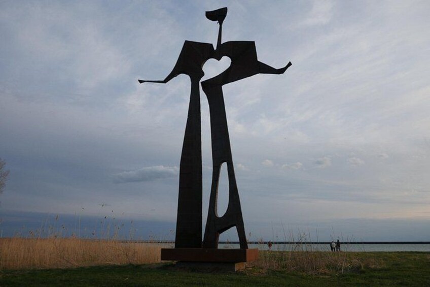 the flatman sculpture on outer harbor 3