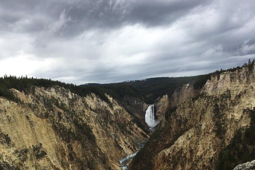 Un canyon con una cascata e un fiume. 3