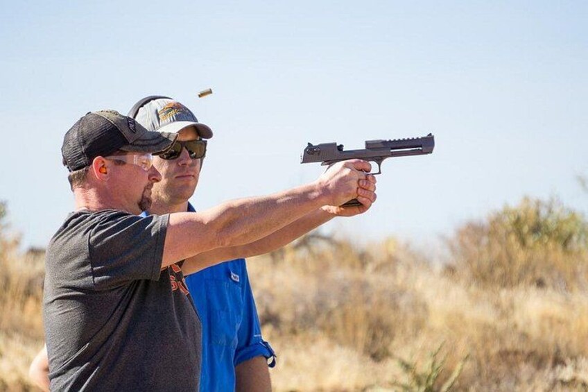 Une personne qui vise une cible avec un pistolet. 2