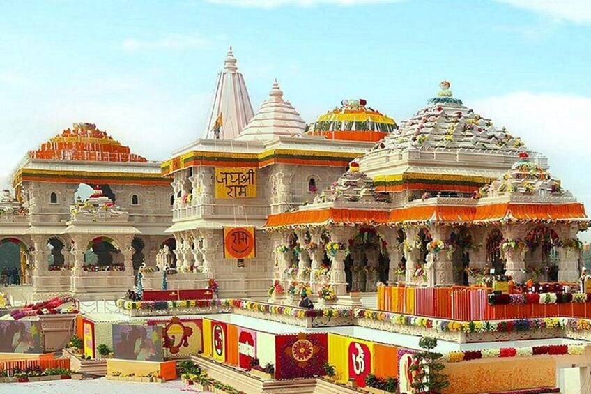 Un temple doté de plusieurs dômes, de sculptures complexes et de décorations éclatantes. 1