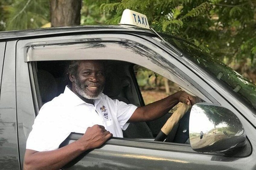 Una persona conduce un taxi con la leyenda 'TAXI' en el techo. 4