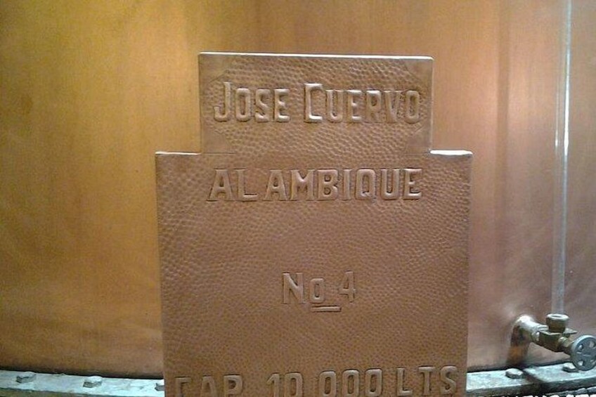Ein Buch mit dem Titel 'JOSE CUERVO AL AMBIQUE', dessen Text geprägt und auf dem Einband die Zahl 4 abgebildet ist. 2