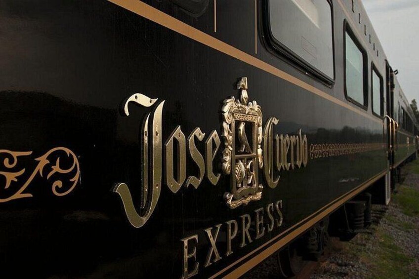 Een trein met 'Jose Cuervo Express' op de zijkant. 4