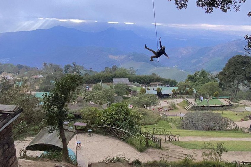 Una persona haciendo bungee jumping con un paisaje montañoso de fondo. 4