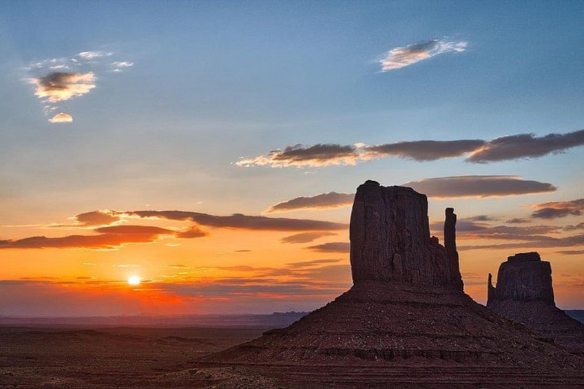 Paisaje desértico con formaciones rocosas durante el atardecer. 3