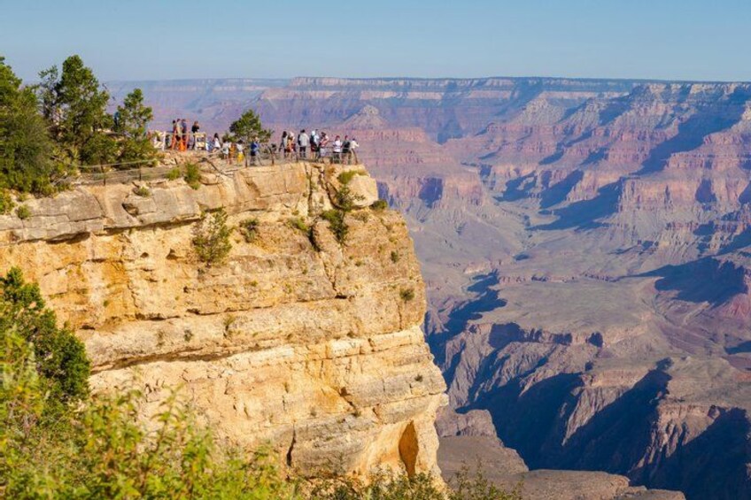 Un canyon doté d’une plateforme d’observation où des personnes contemplent le paysage. 2
