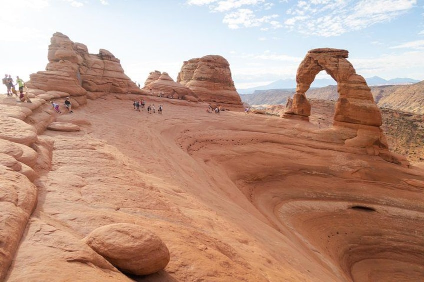 Paisaje desértico con formaciones rocosas y un gran arco. 4